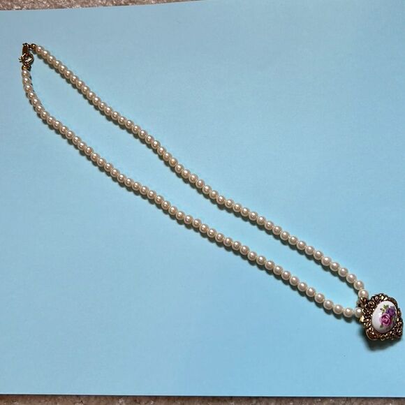 Avon Faux Pearl 10.5” necklace - Picture 1 of 5